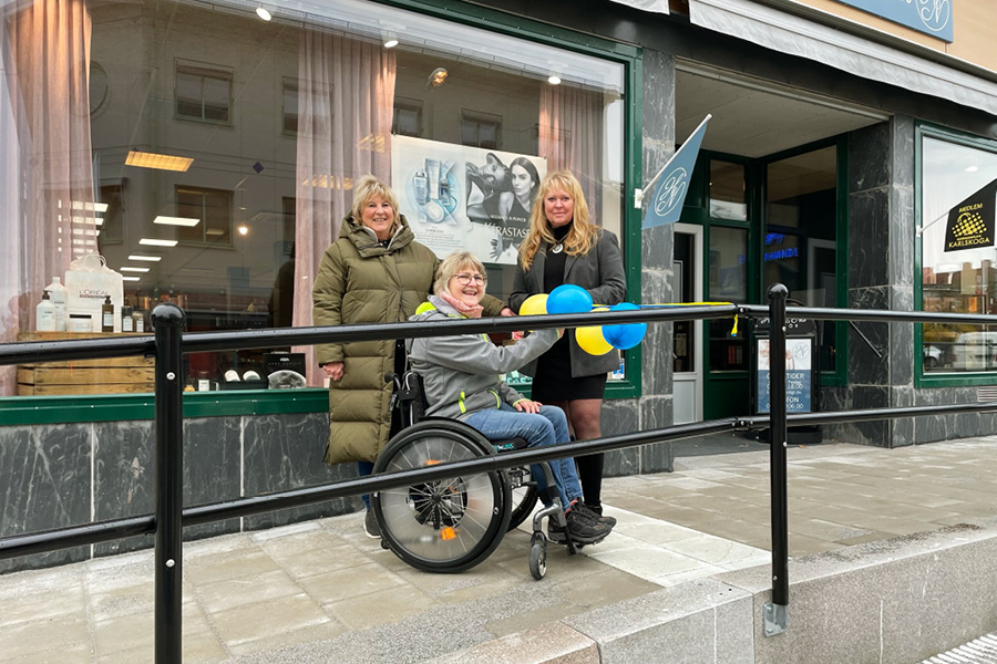 Bild från Bergsmansgatans invigning där bandet klipps. Med på bilden syns Gunilla Palmkvist, Karlskoga kommun och Petra Nilsson och Ann-Catrin Örtkvist från rådet för funktionshinderfrågor.