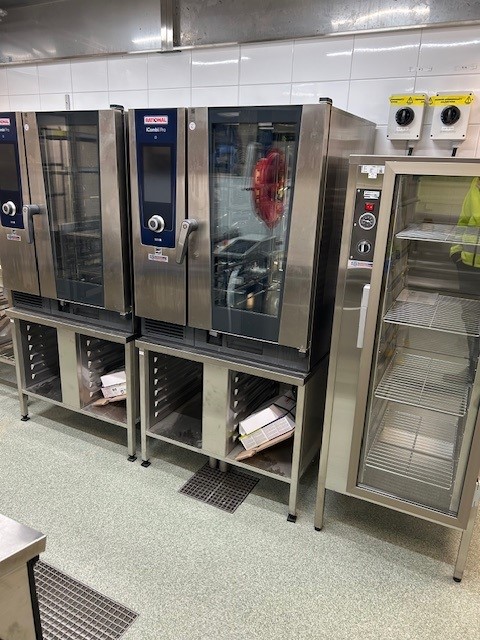 En ugn i ett storkök. 