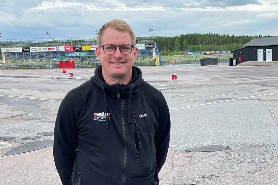 En man står ensam på en motorbana