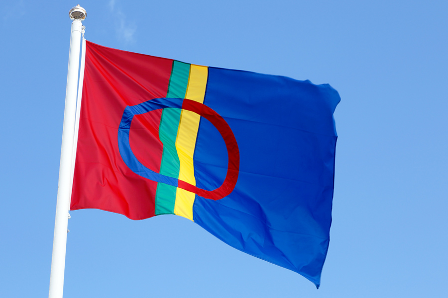 Den samiska flaggan vajar på en flaggstång