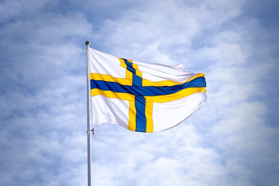 Sverigefinnarnas flagga vajar mot himlen