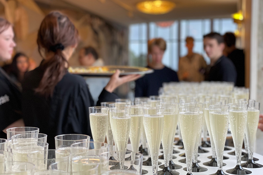 Höga glas med alkoholfri kolsyrad dryck i