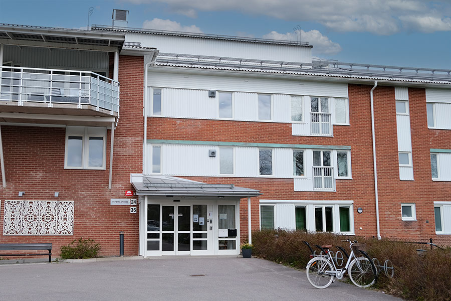 En tegelbyggnad med fönster och balkonger.