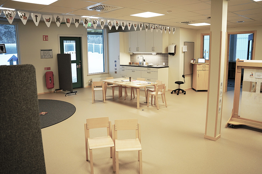 Ett rum med vimplar i taket och ett lågt bord stående mitt i rummet. 