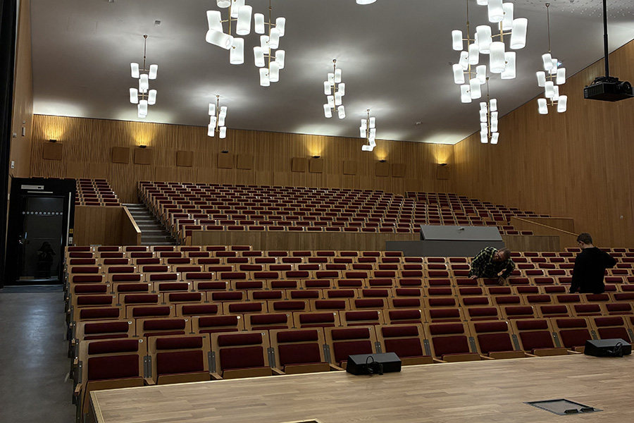 En stor sal med sittplatser i lutning.