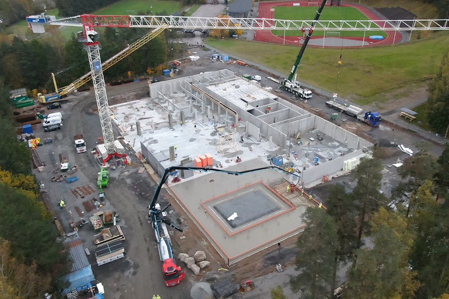 En översiktsbild tagen från luften över en byggarbetsplats.