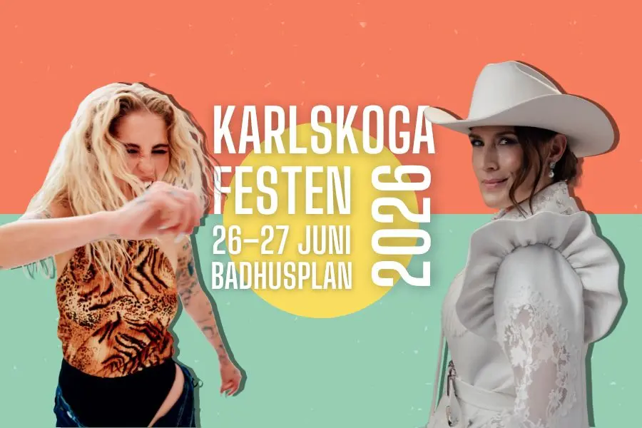 Två kvinnor porträtteras mot Karlskogafestens orange-tukos bakgrund med texten KARLSKOGAFESTEN 2026 26-27 JUNI BADHUSPLAN. Kvinnan till vänster är blond och har på sig en tigermönstrad top utan ärmar. Hon gör en pose med armen böjd framför ansiktet och blundar. Kvinnan till höger har mörkt hår och stå vänd åt sidan. Hon bär en helvit blus med volangärmar och en vit cowboyhatt.