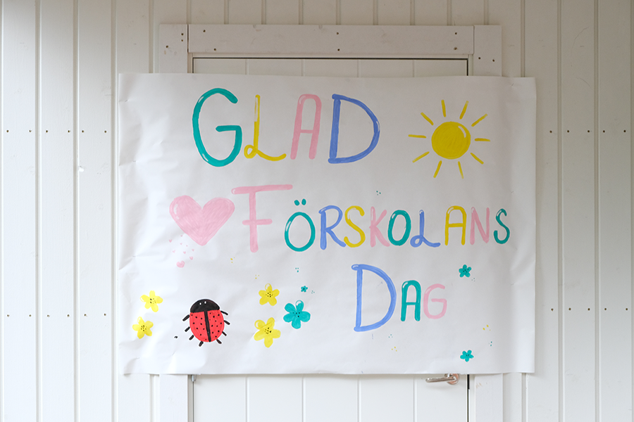 En färgglad teckning med texten "Glad Förskolans dag"