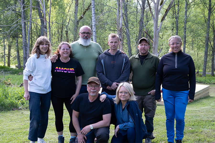 En grupp lärare som står tillsammans utomhus.