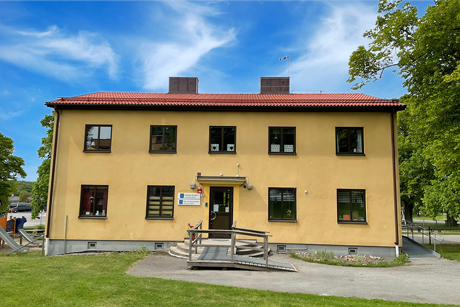 Humlans förskola. En gul tvåplans byggnad med en tillgänglighetsramp till entrén. 