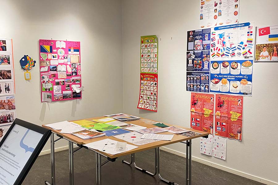 Utställning om modersmål i Karlskoga bibilotek