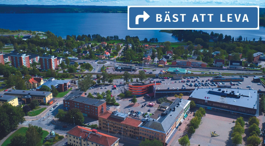 Flygbild över Karlskogas centrum med animerad bild över med texten "Bäst att leva"