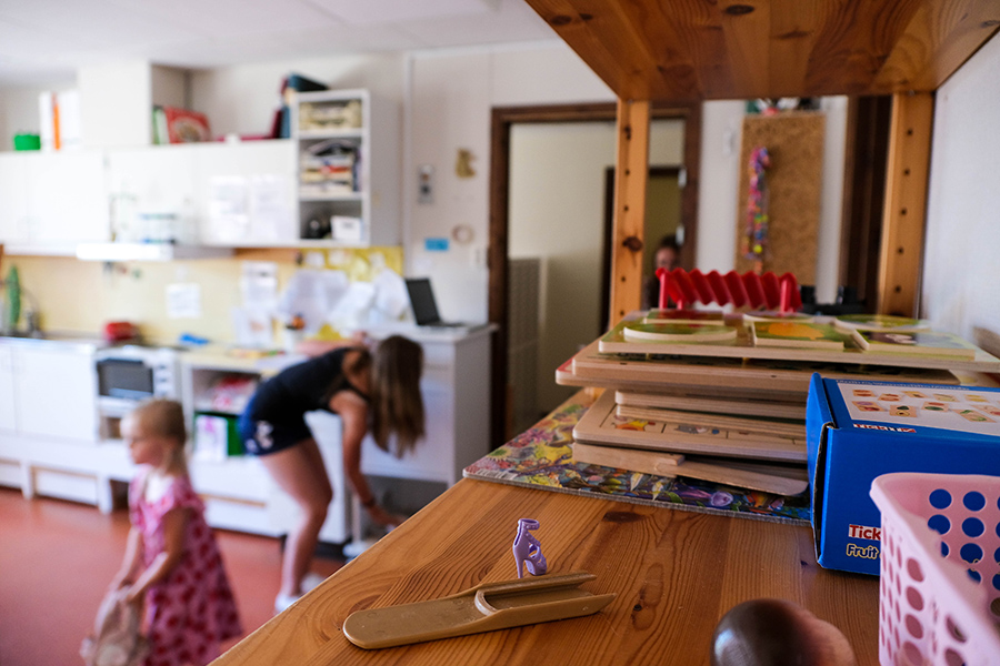 Bild från förskolan med spel i förgrunden och kök i bakgrunden