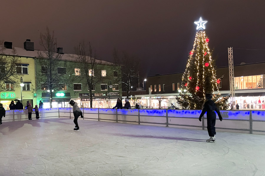Isbanan på torget med skridskoåkare
