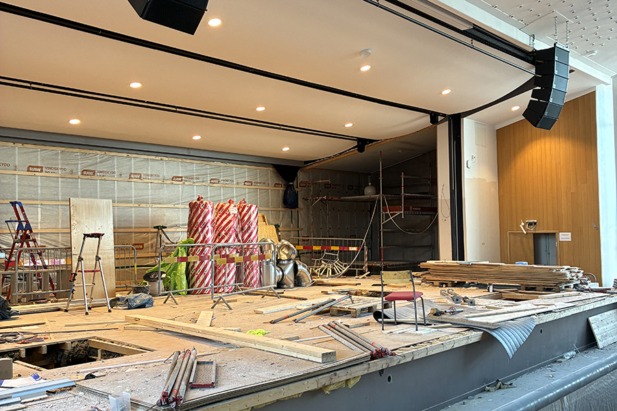 En konsertscen där det står byggmaterial på. 