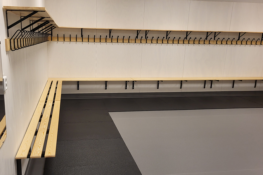 Ett rum med många krokar på väggarna.