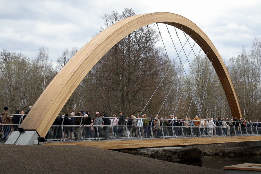 Bilden visar den nya Björkbornsbron under invigningen.