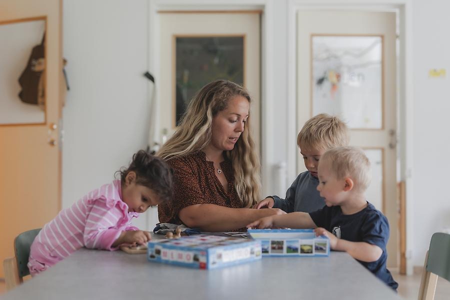 Förskolepedagog som leker med barnen på förskolan.