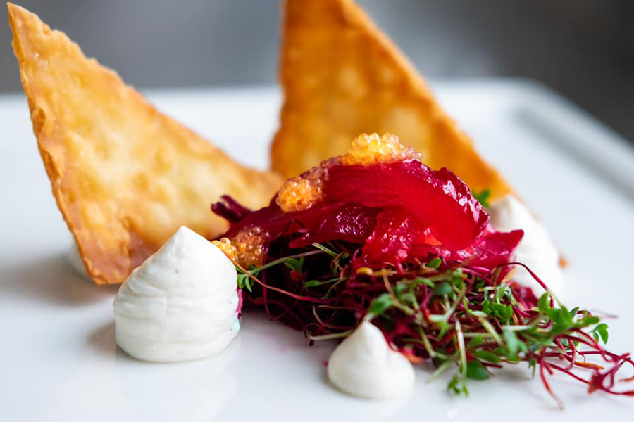 Närbild på fint upplagd mat.