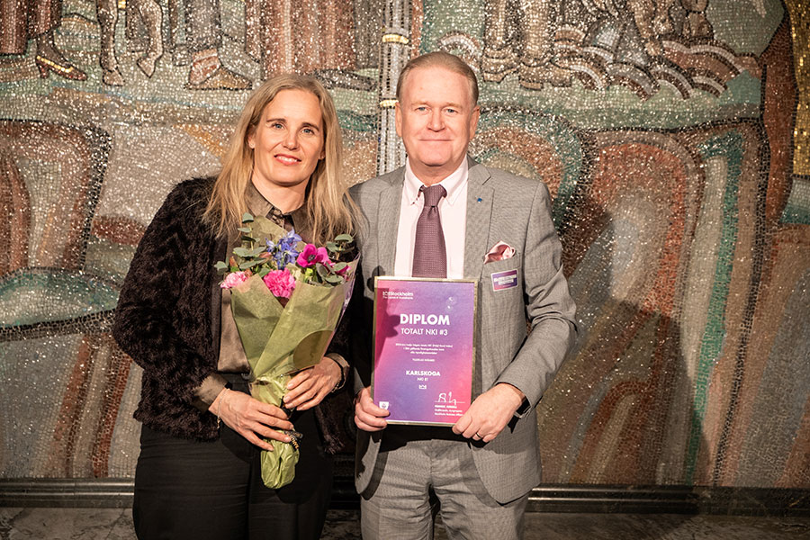 Karlskogas kommundirektör Susanne Afzelius och kommunstyrelsens ordförande Tony Ring tar emot diplom och blommor.