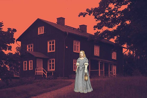 En stor, mörk trähus under en rödaktig himmel. En person med en gammaldags klänning och en lykta står framför huset.