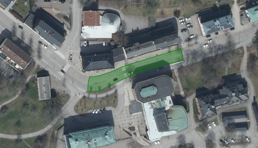 Grönmarkerat område omger ett område med byggnader och grönytor.