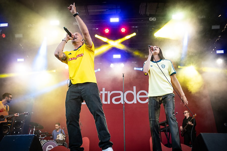 Petter och Estraden på scen i Sverigetröjor