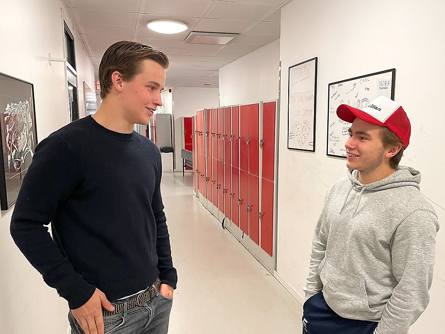 Karl-Alfred Järås och Linus Ericsson går i årskurs 2 på Möckelngymnasiet och ser positivt på att skolan tillgängliggör HPV-vaccinationen.