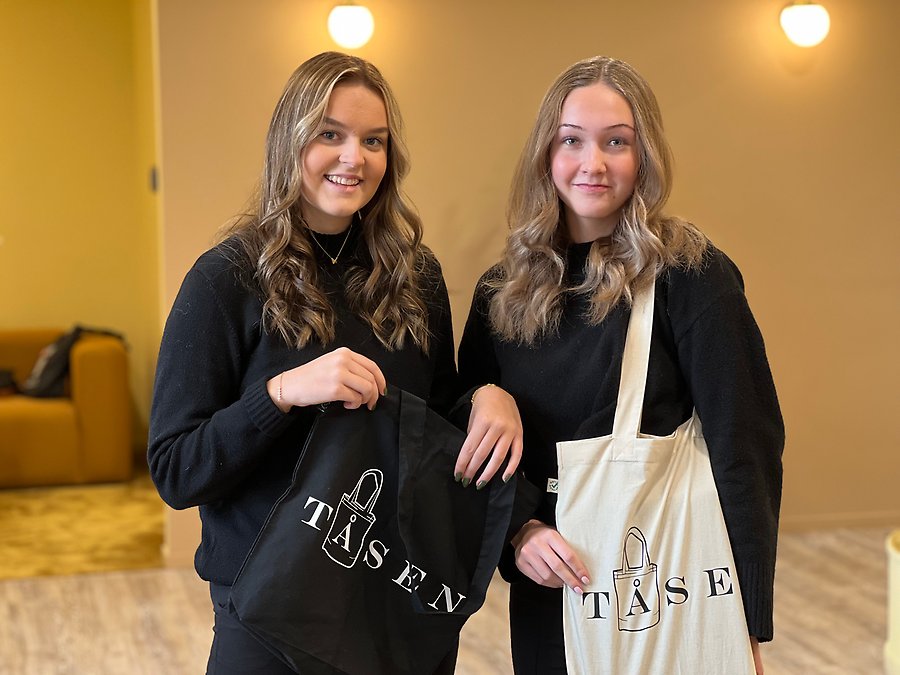 Paulina Calson och Svea Ryd visar upp sina egna tygpåsar