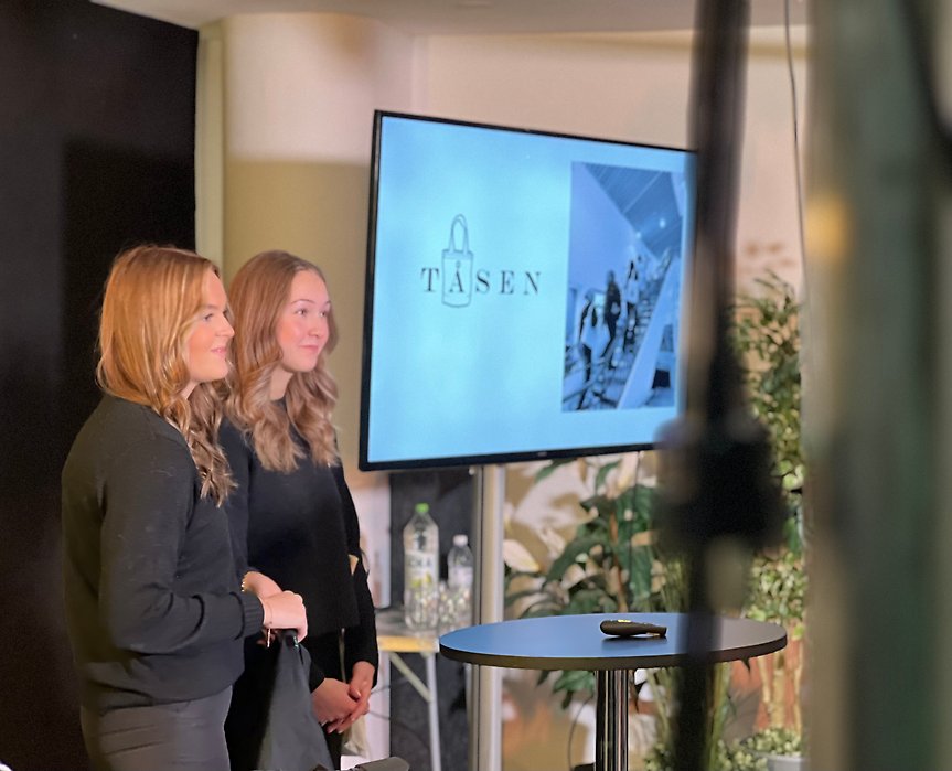 Svea Ryd och Paulina Calson presenterar inför "Drakarna"